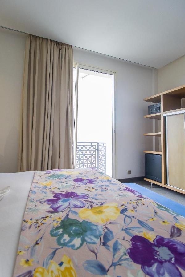 Mandarin Palace Hotel & Spa Tanger Exterior foto A bedroom in a student residence hall