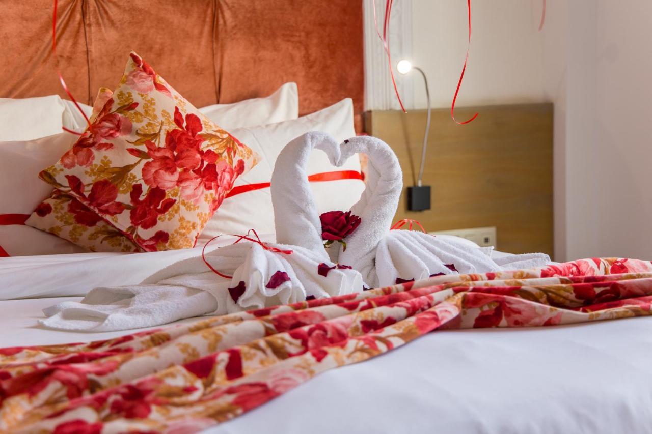 Mandarin Palace Hotel & Spa Tanger Exterior foto A bed with a heart-shaped towel