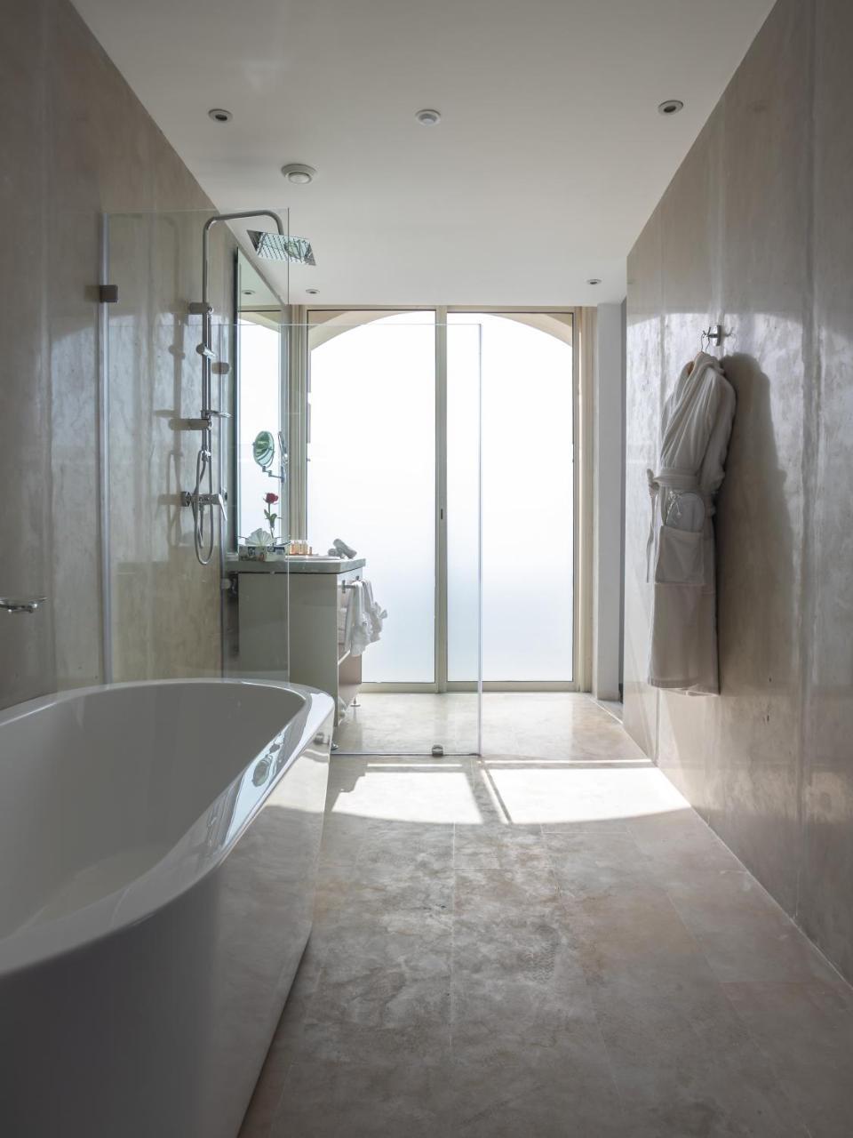 Mandarin Palace Hotel & Spa Tanger Exterior foto A modern bathroom